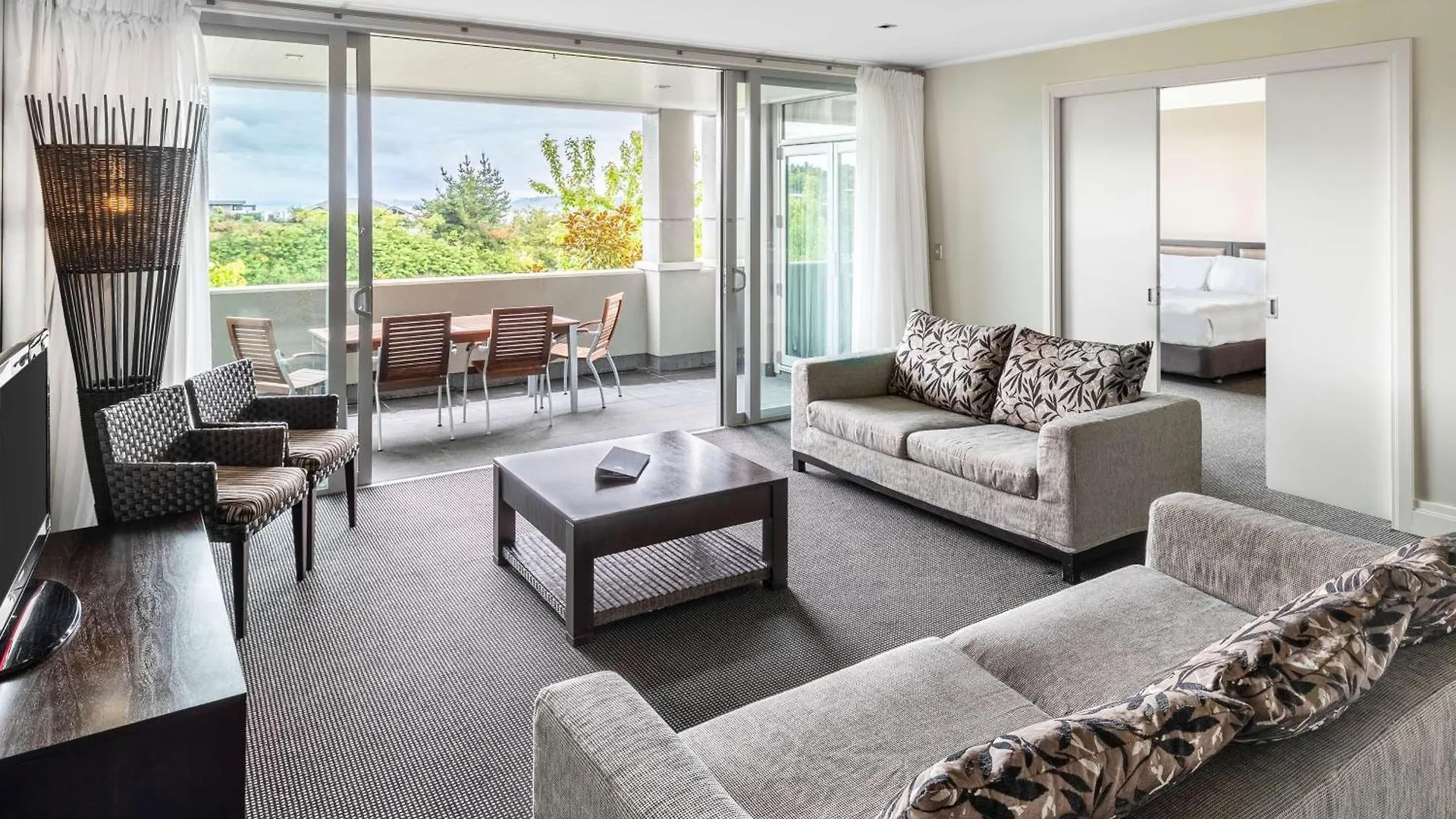 Hilton Lake Taupo 4*,