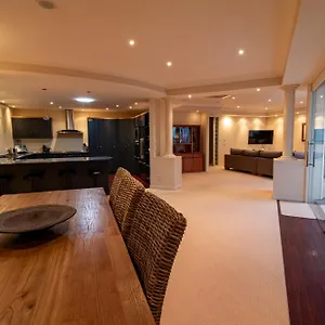 Large Luxury Located Right In Town Taupo